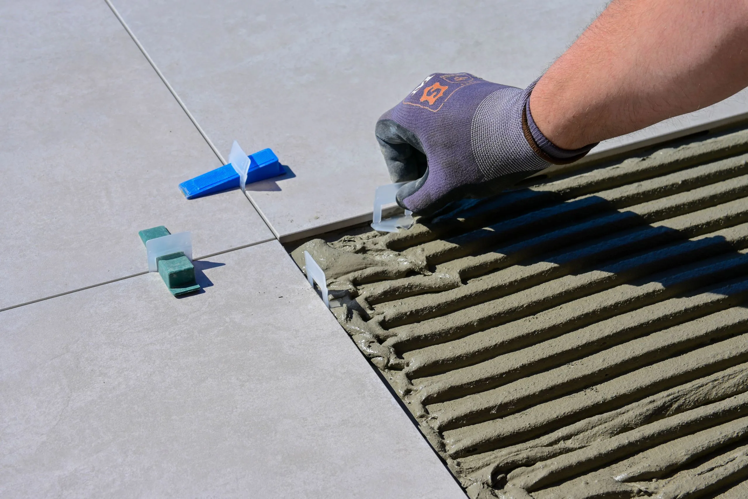 Carrelage de sol en grès cérame dans un séjour lumineux