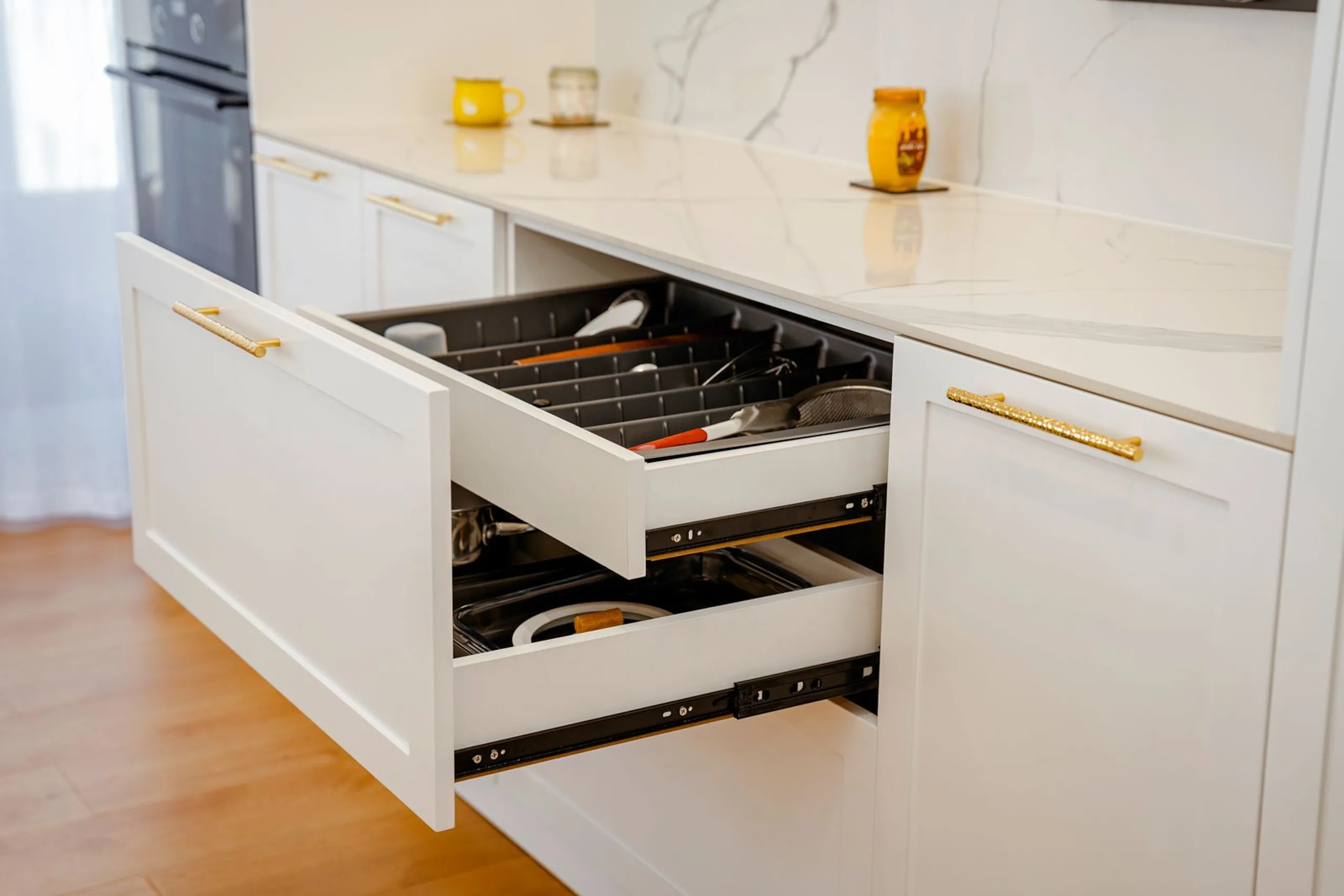 Meubles bas de cuisine en bois clair avec tiroirs et plan de travail