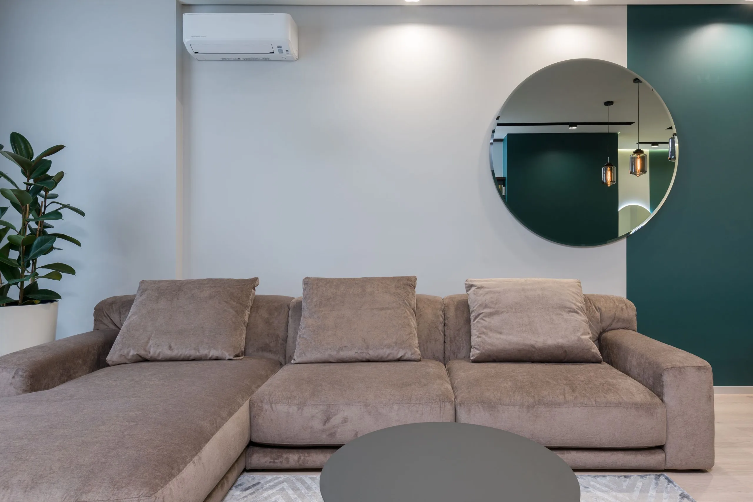 Miroir décoratif Maisons du Monde dans une entrée lumineuse
